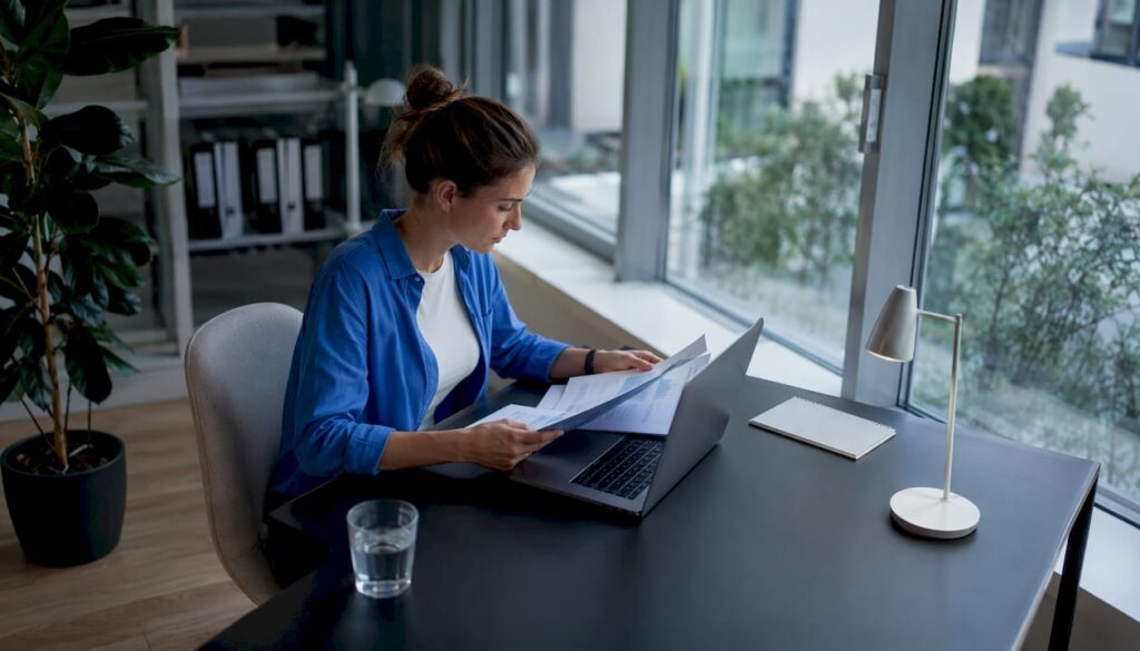 Ein Webentwickler arbeitet im Homeoffice daran, die Ladezeiten einer Website zu verbessern.