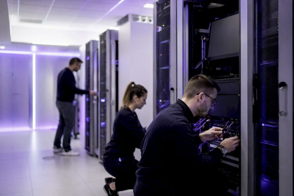 Hände, die Netzwerkausrüstung sichern